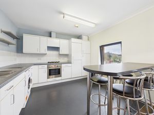 KITCHEN DINING AREA- click for photo gallery